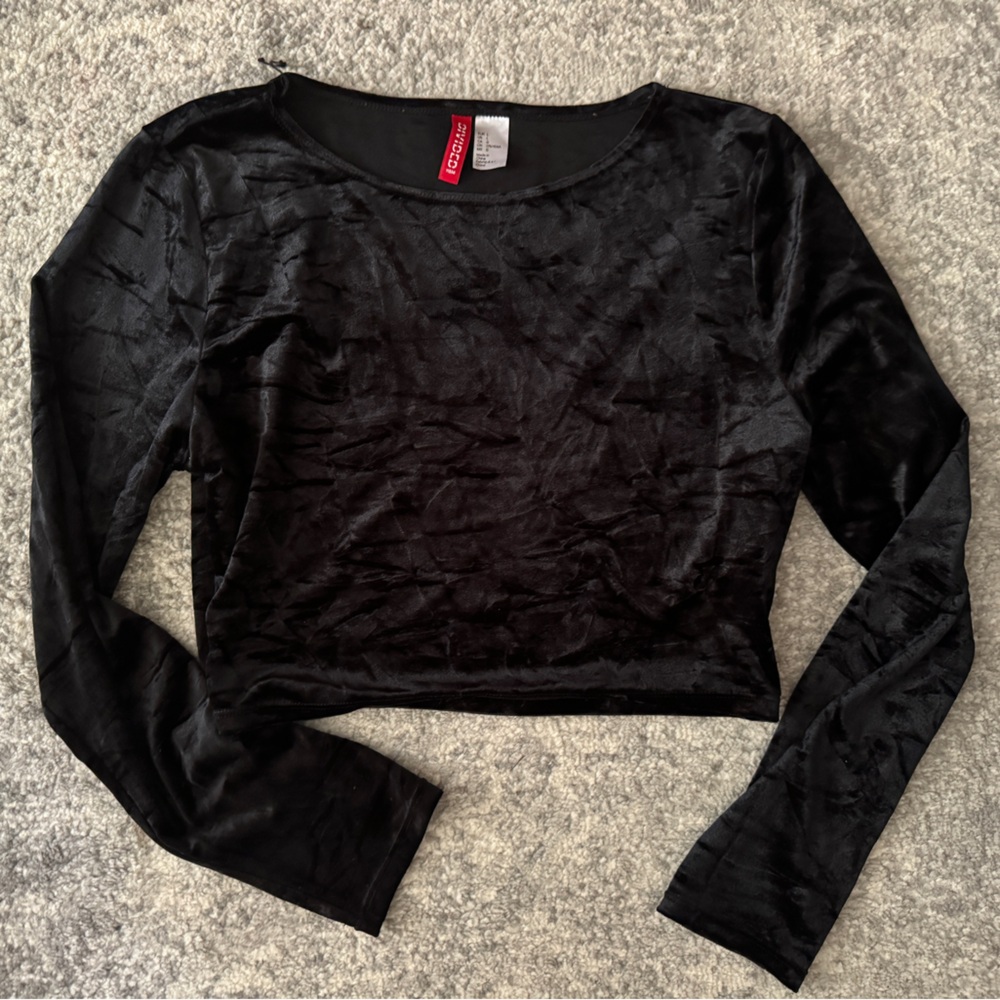 Long sleeve velvet crop top